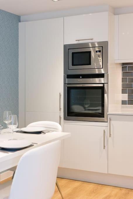 Stunning 2 Bed Apartment, Fabulous Sea View & 2 Minutes To Beach With Parking Bournemouth Exterior foto