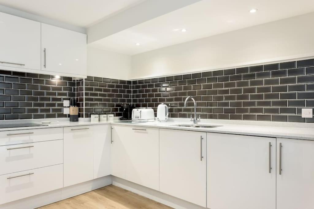 Stunning 2 Bed Apartment, Fabulous Sea View & 2 Minutes To Beach With Parking Bournemouth Exterior foto